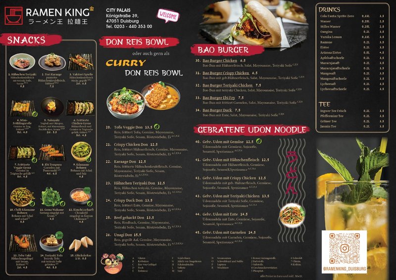 Bildbeschreibung: Eine Speisekarte von „Ramen King“ in Duisburg. Links sind Snacks wie Hähnchen Teriyaki, Edamame und Gyoza abgebildet. In der Mitte gibt es eine Auswahl an Don Reis Bowls inkl. Tofu Veggie Don und Hähnchen Teriyaki Don. Rechts sind Bao Burger, wie der Bao Burger Chicken und Bao Burger Duck, aufgelistet. Darunter gibt es gebratene Udon Noodle-Gerichte, zum Beispiel mit Gemüse oder Hähnchenfleisch. Ganz rechts sind Getränke wie Softdrinks, Säfte und Tee aufgelistet. Am unteren Rand der Karte sind die Preisinformationen und Allergene vermerkt. Ein QR-Code und ein Bild eines Getränks sind ebenfalls zu sehen.